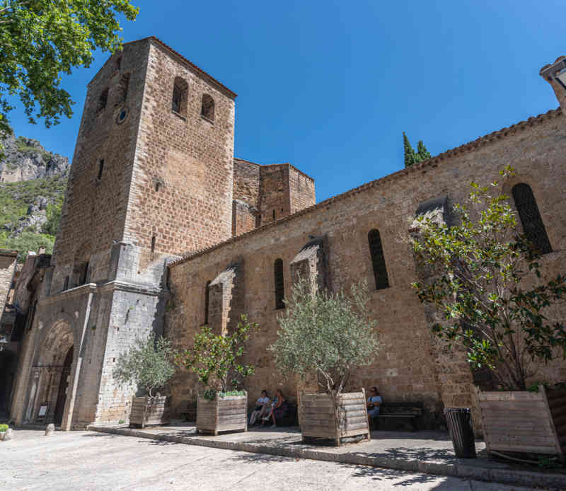 Francia - Saint-Guilhem-le-Désert 010 - abadía de Gellone.jpg